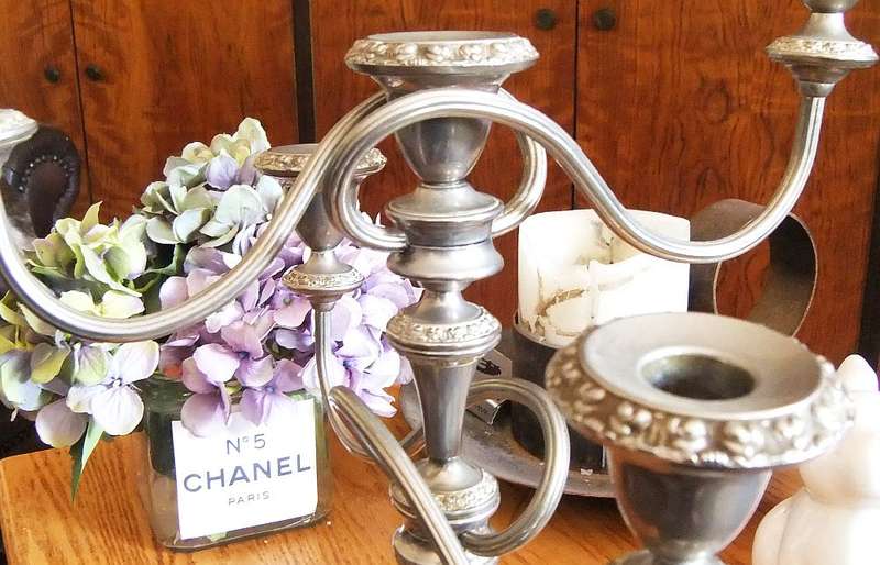 WOW !! A GORGEOUS EYE CATCHING VINTAGE SILVER PLATE METAL FOUR ARM CANDELABRA IN GREAT CONDITION !!