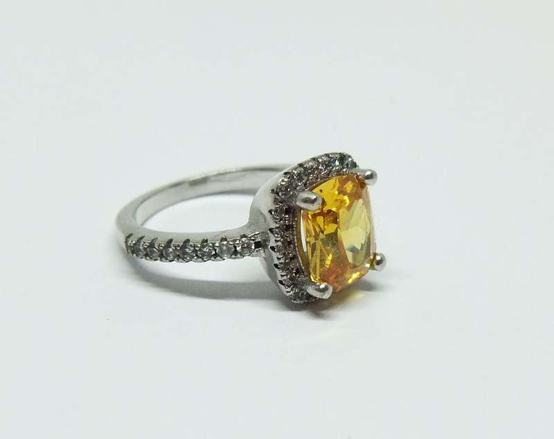 WOW !! AN ABSOLUTELY GORGEOUS AND PETITE SOLID STERLING SILVER RING WITH FACETED INSETS !!
