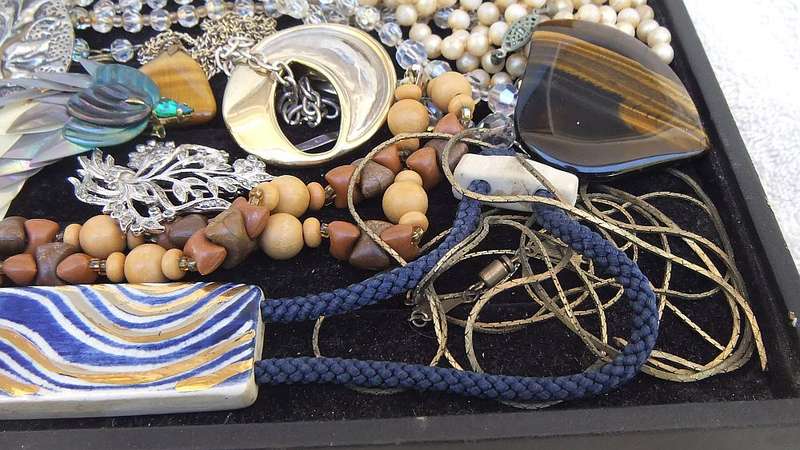 KYK HIER !! A LOVELY LOT OF VINTAGE AND VINTAGE STYLE JEWELRY IN GOOD CONDITION PLUS BIT & BOBS