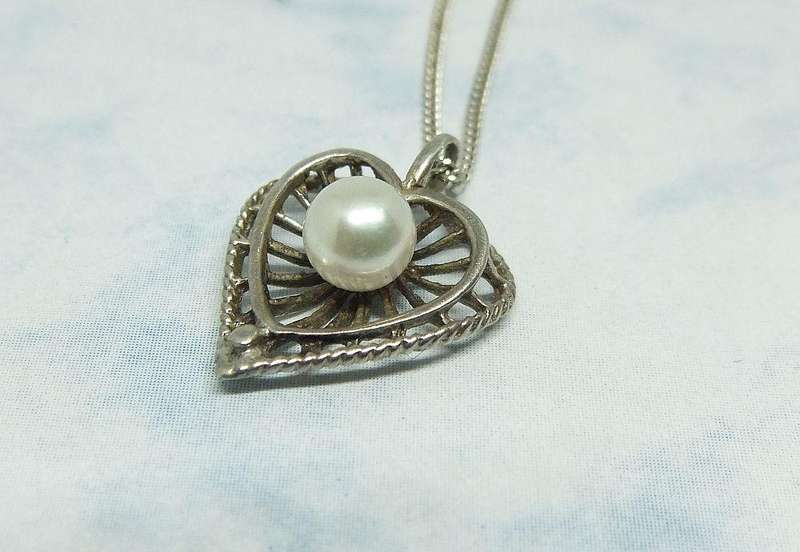 A BRAND NEW STERLING SILVER NECKLACE PLUS A HEART SHAPED VINTAGE PENDANT SET WITH A GENUINE PEARL