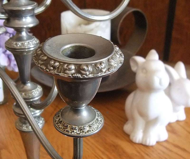 WOW !! A GORGEOUS EYE CATCHING VINTAGE SILVER PLATE METAL FOUR ARM CANDELABRA IN GREAT CONDITION !!