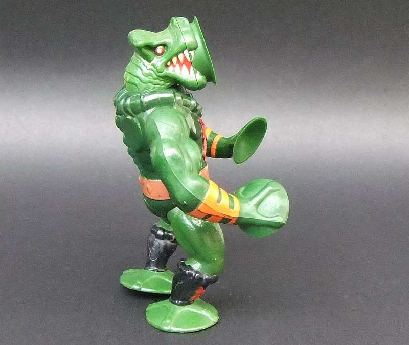 A VERY COOL VINTAGE 1984 LEECH FIGURE FROM THE MASTERS OF THE UNIVERSE IN GOOD CONDITION