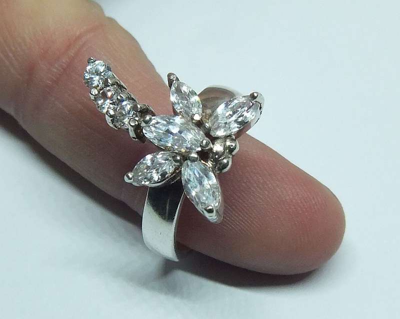 AN AWESOME SOLID STERLING SILVER DRAGONFLY RING WITH STUNNING FACETED CZ STONES PLUS GIFT BOX