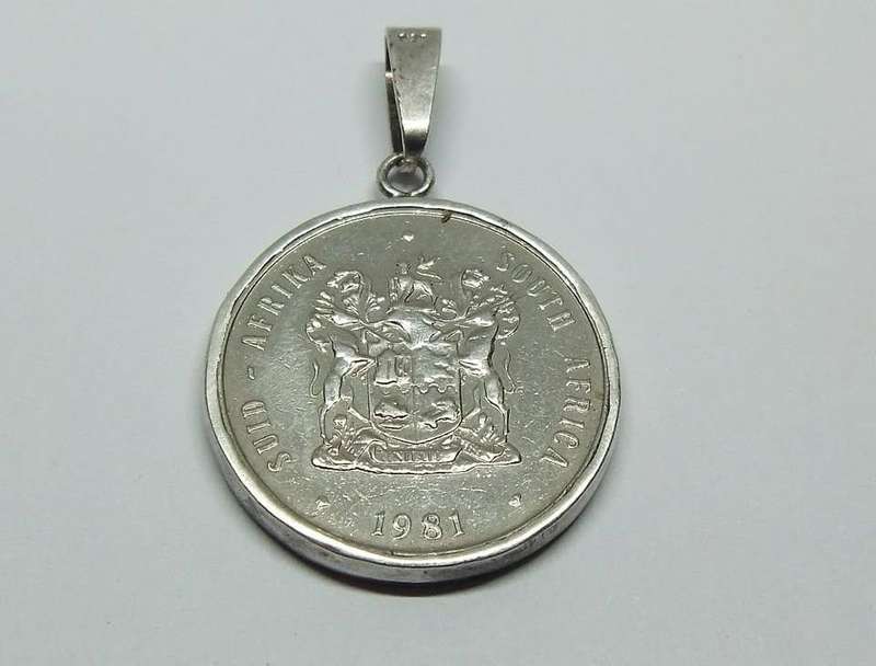 A VERY COOL WELL MADE VINTAGE 1981 ONE RAND COIN PENDANT SET IN A GENUINE STERLING SILVER FRAME