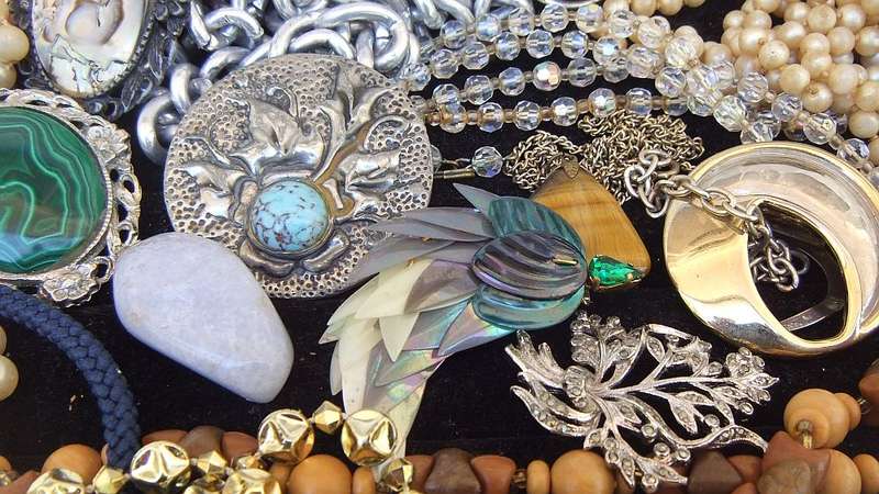 KYK HIER !! A LOVELY LOT OF VINTAGE AND VINTAGE STYLE JEWELRY IN GOOD CONDITION PLUS BIT & BOBS