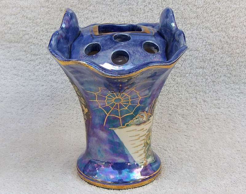 A RARE ART DECO VASE BY ARTHUR WOOD FROM THE ROYAL BRADWELL RANGE WITH ORIGINAL STICKER IN PLACE