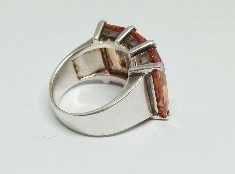 A BIG HEAVY SOLID STERLING SILVER RING SET WITH 3 LARGE FACETED ORANGE CZ STONES PLUS FREE GIFT BOX