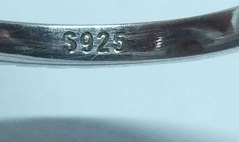 WOW !! AN ABSOLUTELY GORGEOUS AND PETITE SOLID STERLING SILVER RING WITH FACETED INSETS !!