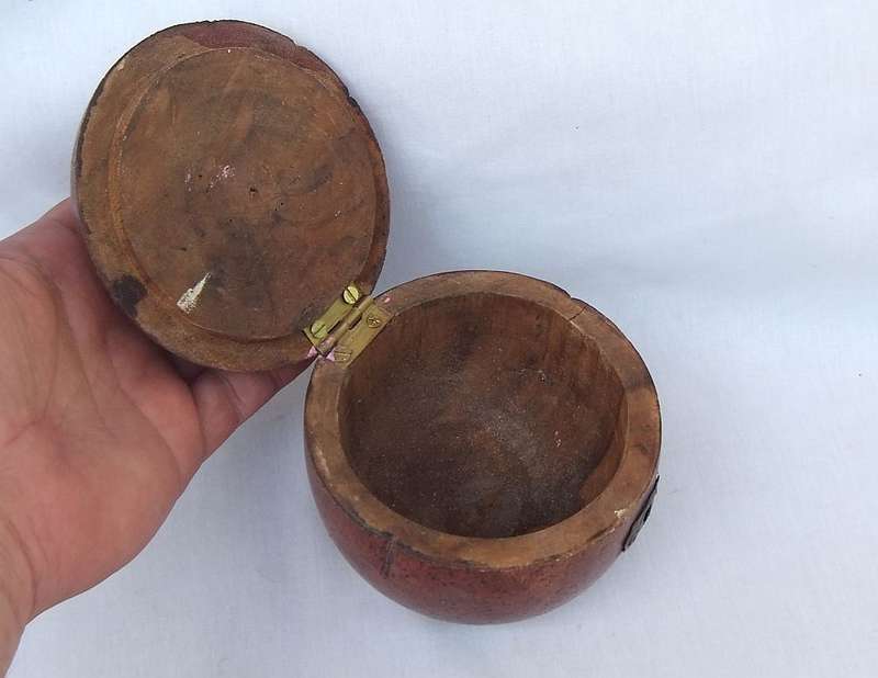 LOOK AT THIS !! AN INTERESTING FRUIT SHAPED HAND MADE WOODEN TRINKET BOX WITH DECORATIVE LOCK !!