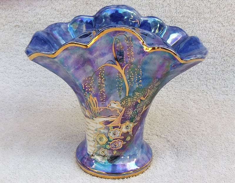 A RARE ART DECO VASE BY ARTHUR WOOD FROM THE ROYAL BRADWELL RANGE WITH ORIGINAL STICKER IN PLACE