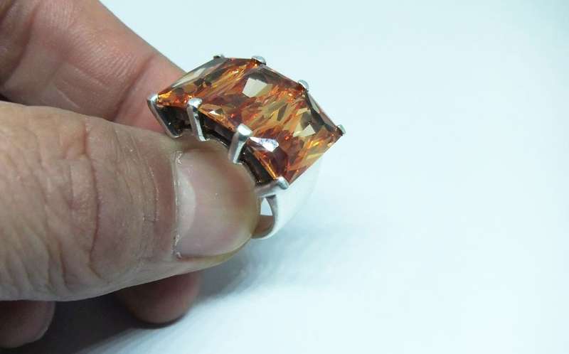 A BIG HEAVY SOLID STERLING SILVER RING SET WITH 3 LARGE FACETED ORANGE CZ STONES PLUS FREE GIFT BOX