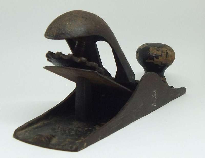 A TOTALLY CUTE OLD LOOKING BRITISH MADE WOOD PLANE WITH ALLOT OF CHARACTER POSSIBLY BY SORBY