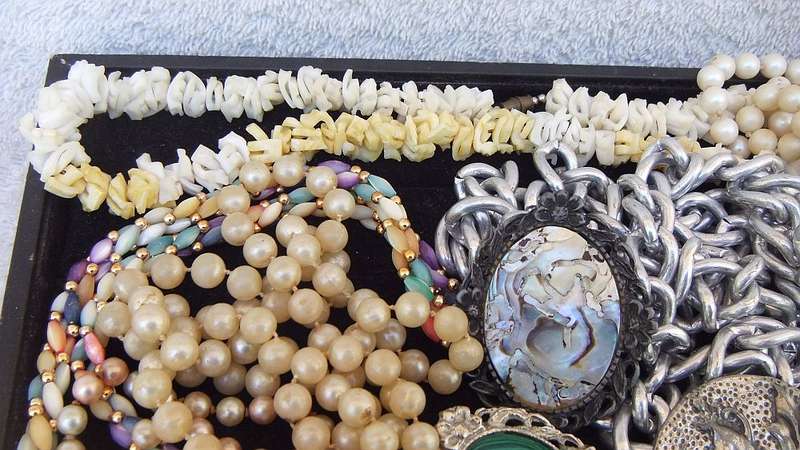 KYK HIER !! A LOVELY LOT OF VINTAGE AND VINTAGE STYLE JEWELRY IN GOOD CONDITION PLUS BIT & BOBS