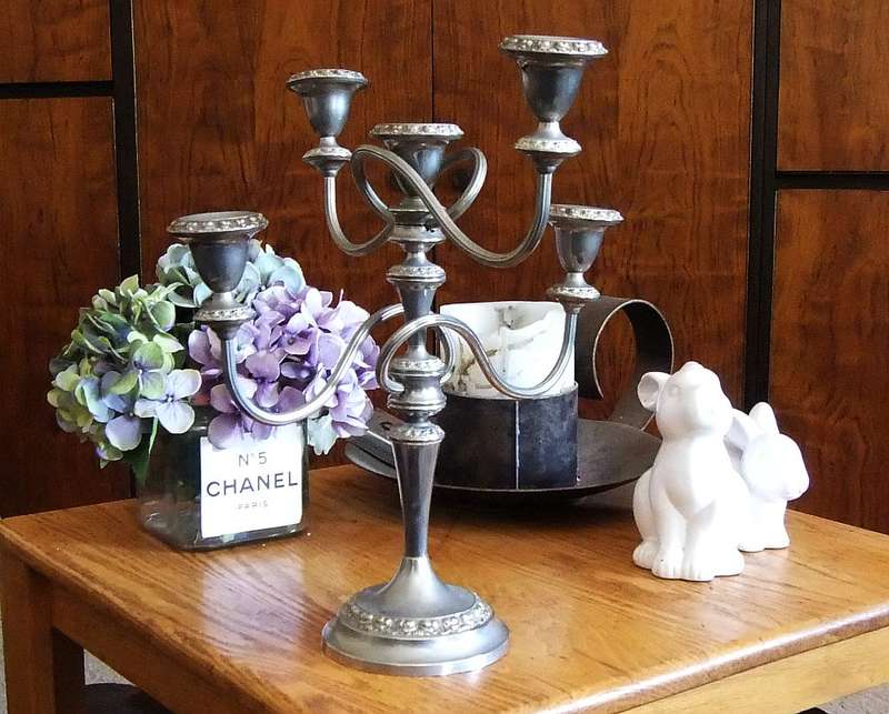 WOW !! A GORGEOUS EYE CATCHING VINTAGE SILVER PLATE METAL FOUR ARM CANDELABRA IN GREAT CONDITION !!