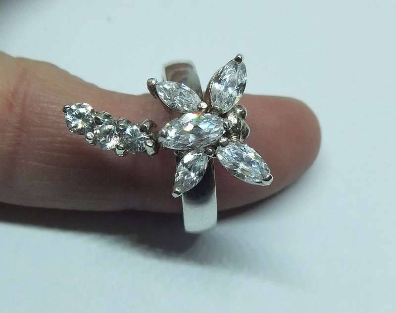 AN AWESOME SOLID STERLING SILVER DRAGONFLY RING WITH STUNNING FACETED CZ STONES PLUS GIFT BOX