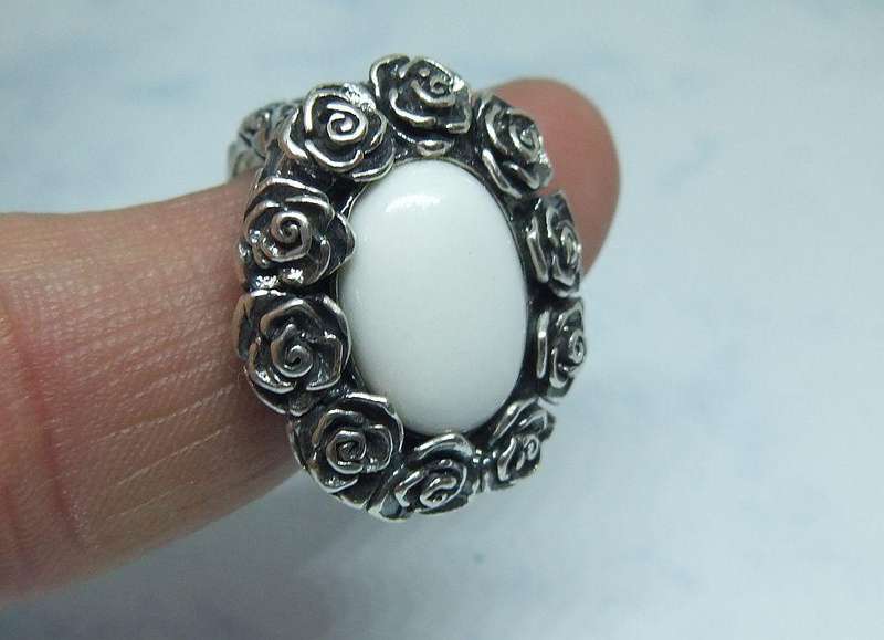 A STUNNING VINTAGE SOLID STERLING SILVER RING WITH WHITE CABOCHON STONE INSET AND ROSE DETAIL