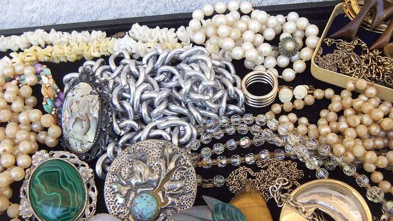 KYK HIER !! A LOVELY LOT OF VINTAGE AND VINTAGE STYLE JEWELRY IN GOOD CONDITION PLUS BIT & BOBS