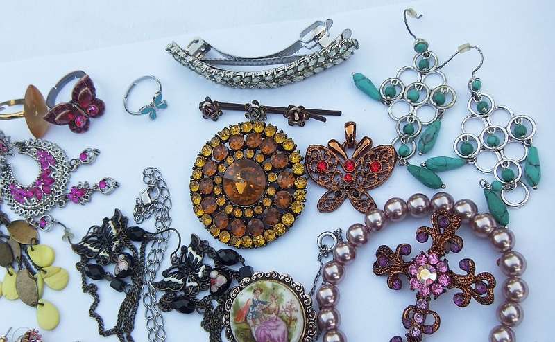 WOW !! A JOBLOT OF STUNNING COSTUME JEWELRY !! FREE COMBINING !! BID FOR THE LOT !!