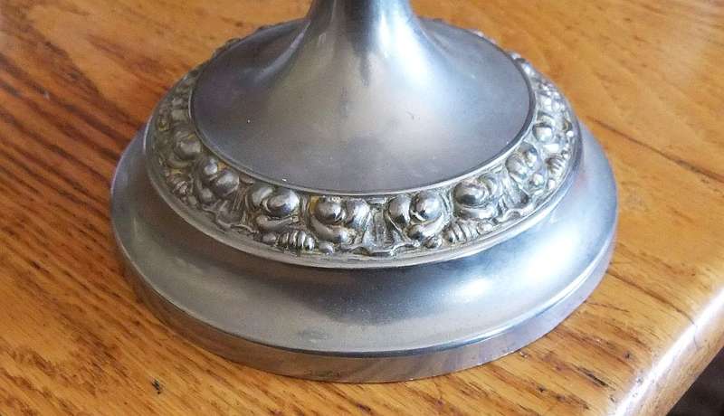 WOW !! A GORGEOUS EYE CATCHING VINTAGE SILVER PLATE METAL FOUR ARM CANDELABRA IN GREAT CONDITION !!