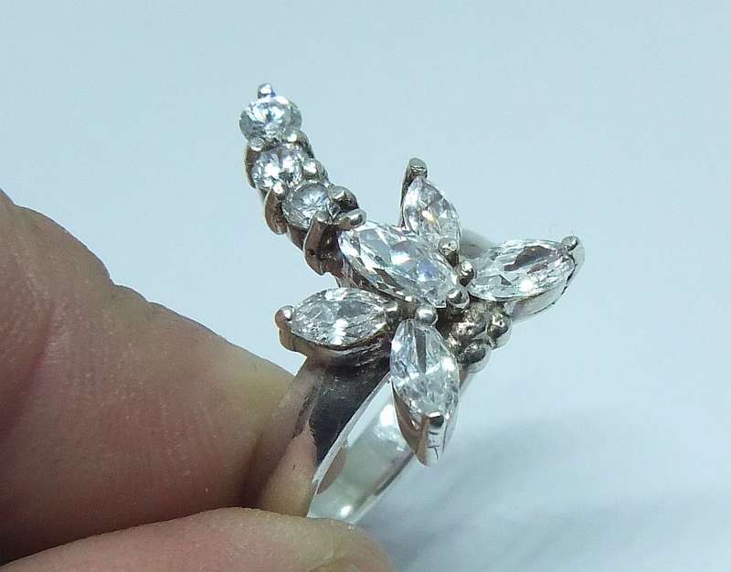 AN AWESOME SOLID STERLING SILVER DRAGONFLY RING WITH STUNNING FACETED CZ STONES PLUS GIFT BOX