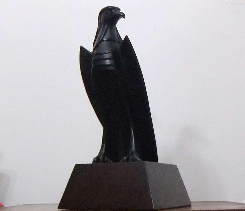 A  BEAUTIFUL VINTAGE SOLID BRONZE EAGLE STATUE ON WOODEN PLINTH DESIGNED BY JEAN DOYLE