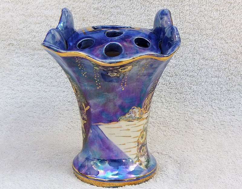 A RARE ART DECO VASE BY ARTHUR WOOD FROM THE ROYAL BRADWELL RANGE WITH ORIGINAL STICKER IN PLACE