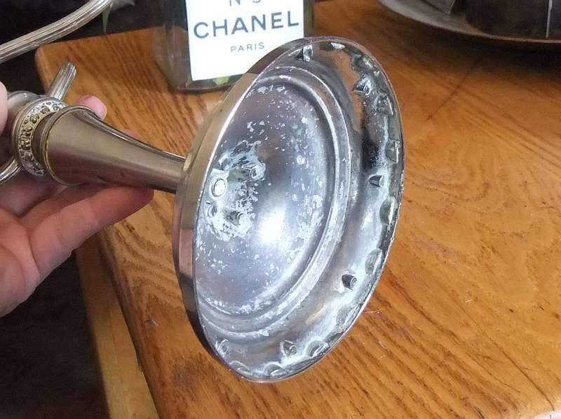 WOW !! A GORGEOUS EYE CATCHING VINTAGE SILVER PLATE METAL FOUR ARM CANDELABRA IN GREAT CONDITION !!