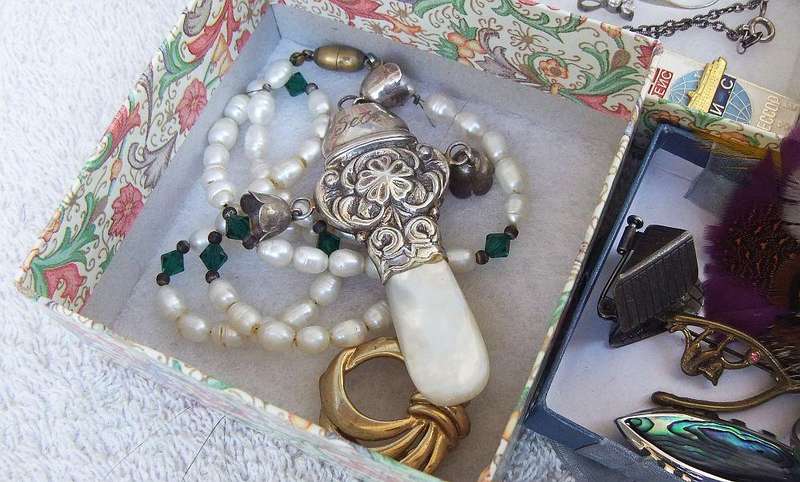 COLLECTABLES JOBLOT !! ANTIQUE AND VINTAGE ITEMS !! STERLING SILVER AND FRESHWATER PEARL NECKLACE !!