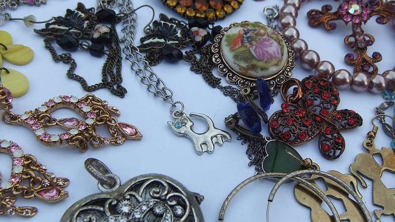 WOW !! A JOBLOT OF STUNNING COSTUME JEWELRY !! FREE COMBINING !! BID FOR THE LOT !!
