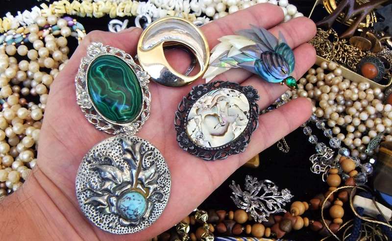 KYK HIER !! A LOVELY LOT OF VINTAGE AND VINTAGE STYLE JEWELRY IN GOOD CONDITION PLUS BIT & BOBS