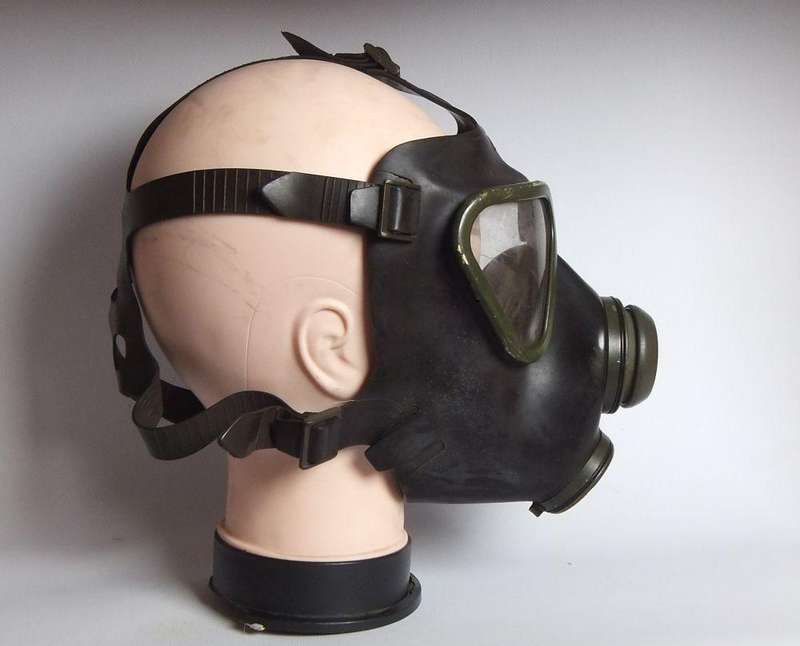 A VINTAGE 1980`S SOUTH AFRICAN MILITARY GAS MASK - USED IN RIOT SITUATIONS - COOL DISPLAY PIECE