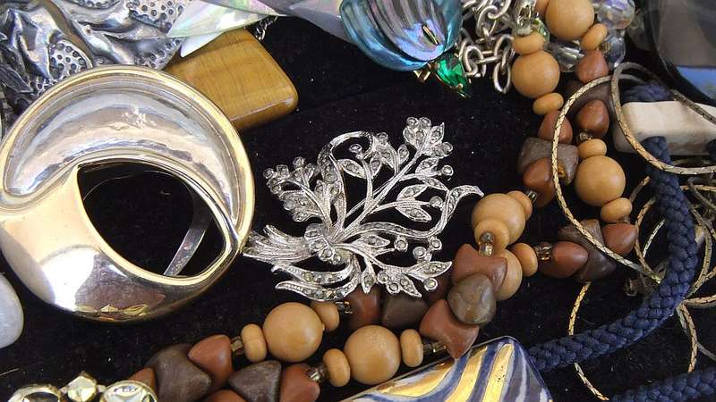 KYK HIER !! A LOVELY LOT OF VINTAGE AND VINTAGE STYLE JEWELRY IN GOOD CONDITION PLUS BIT & BOBS