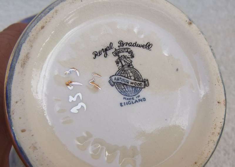 A RARE ART DECO VASE BY ARTHUR WOOD FROM THE ROYAL BRADWELL RANGE WITH ORIGINAL STICKER IN PLACE