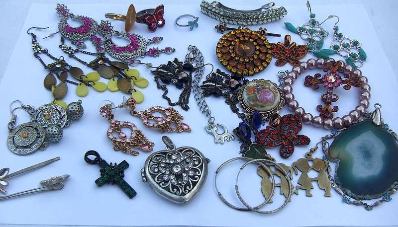 WOW !! A JOBLOT OF STUNNING COSTUME JEWELRY !! FREE COMBINING !! BID FOR THE LOT !!