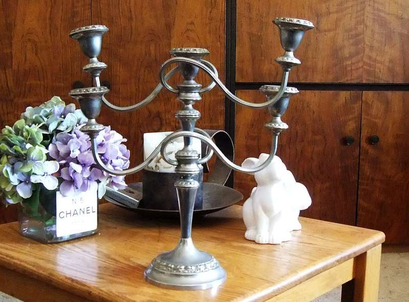 WOW !! A GORGEOUS EYE CATCHING VINTAGE SILVER PLATE METAL FOUR ARM CANDELABRA IN GREAT CONDITION !!