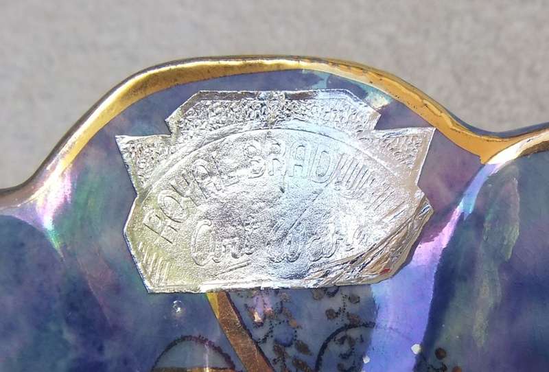 A RARE ART DECO VASE BY ARTHUR WOOD FROM THE ROYAL BRADWELL RANGE WITH ORIGINAL STICKER IN PLACE