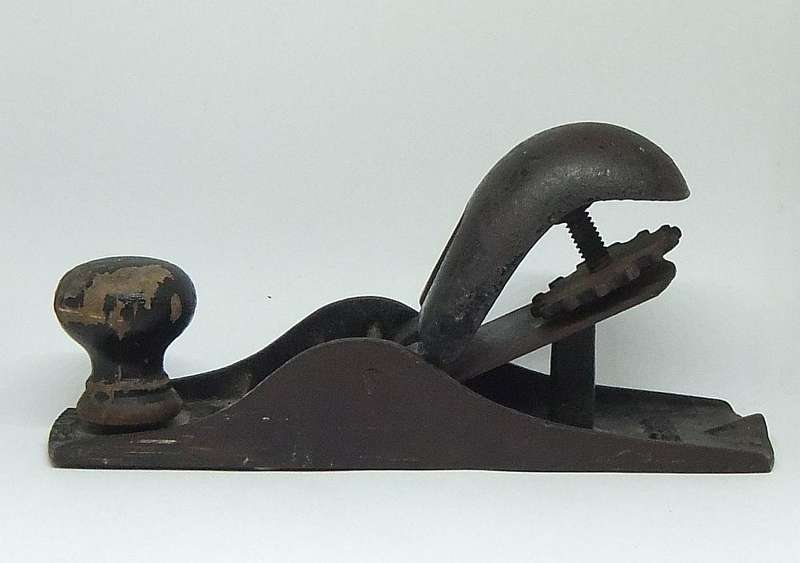 A TOTALLY CUTE OLD LOOKING BRITISH MADE WOOD PLANE WITH ALLOT OF CHARACTER POSSIBLY BY SORBY