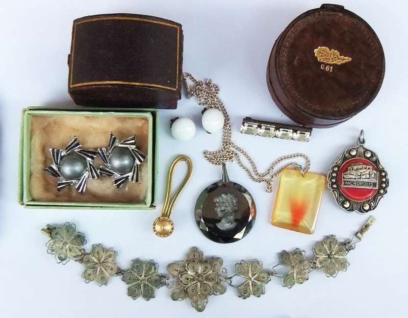 VINTAGE JEWELS LOT # 3 - CUFFLINKS BOX - EARRINGS - NAPKIN RING BOX - PENDANTS !! BID FOR THE LOT !!