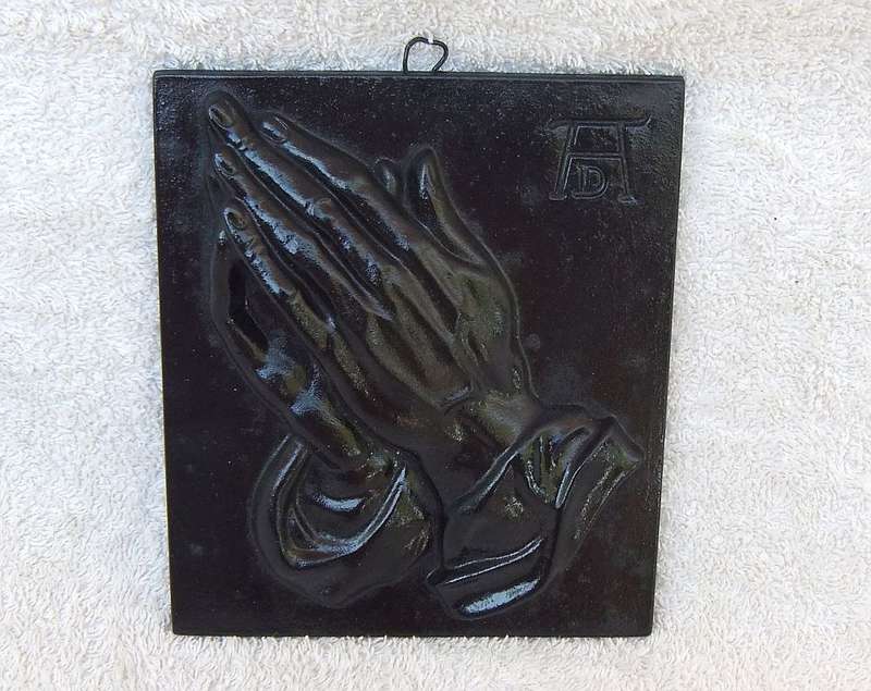 INTERESTING INFO !! A VINTAGE CAST METAL WALL HANGING DEPICTING PRAYING HANDS AFTER ALBRECHT DURER !