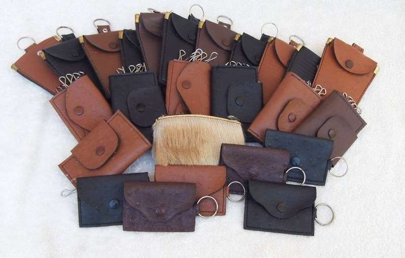 25 VINTAGE BUT UNUSED UNSOLD FAUX LEATHER KEYHOLDER AND COIN HOLDER KEYCHAINS - BID FOR THE LOT !!