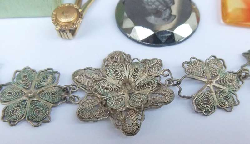 VINTAGE JEWELS LOT # 3 - CUFFLINKS BOX - EARRINGS - NAPKIN RING BOX - PENDANTS !! BID FOR THE LOT !!