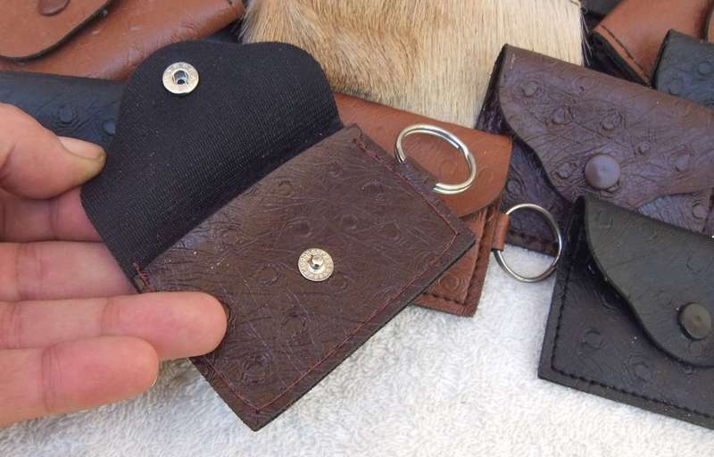 25 VINTAGE BUT UNUSED UNSOLD FAUX LEATHER KEYHOLDER AND COIN HOLDER KEYCHAINS - BID FOR THE LOT !!