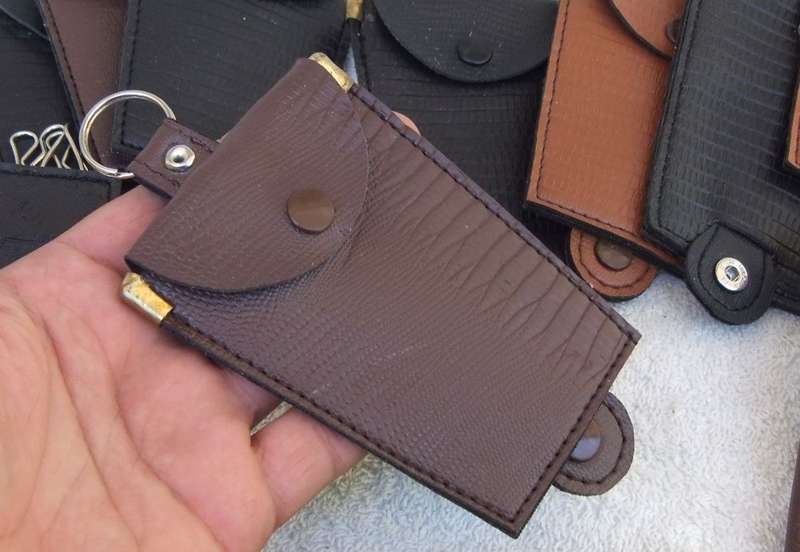 25 VINTAGE BUT UNUSED UNSOLD FAUX LEATHER KEYHOLDER AND COIN HOLDER KEYCHAINS - BID FOR THE LOT !!