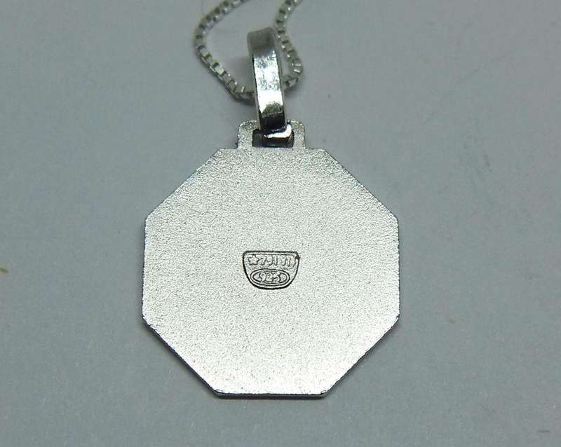 A DETAILED VINTAGE STERLING SILVER CANCER STAR SIGN PENDANT WITH A 42 CM STERLING SILVER NECKLACE !!