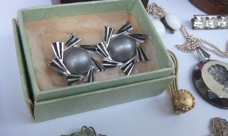 VINTAGE JEWELS LOT # 3 - CUFFLINKS BOX - EARRINGS - NAPKIN RING BOX - PENDANTS !! BID FOR THE LOT !!