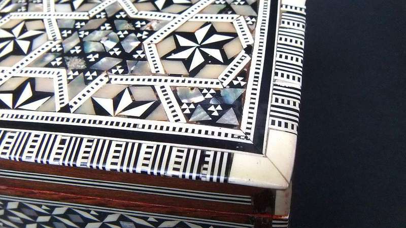 A BEAUTIFULLY MADE VINTAGE JEWELRY OR TRINKET BOX WITH MOTHER OF PEARL AND BONE INLAY