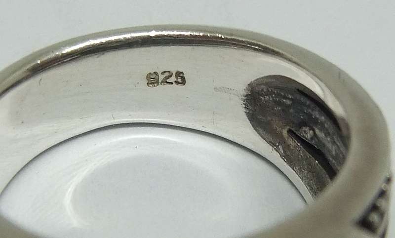 A MARVELOUS AND TIMELESSLY DESIGNED SOLID STERLING SILVER RING SET WITH A FACETED CZ STONE !!