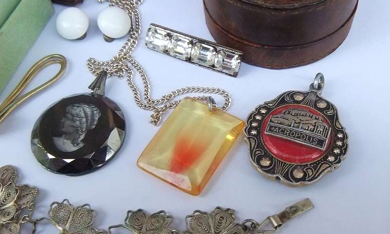 VINTAGE JEWELS LOT # 3 - CUFFLINKS BOX - EARRINGS - NAPKIN RING BOX - PENDANTS !! BID FOR THE LOT !!
