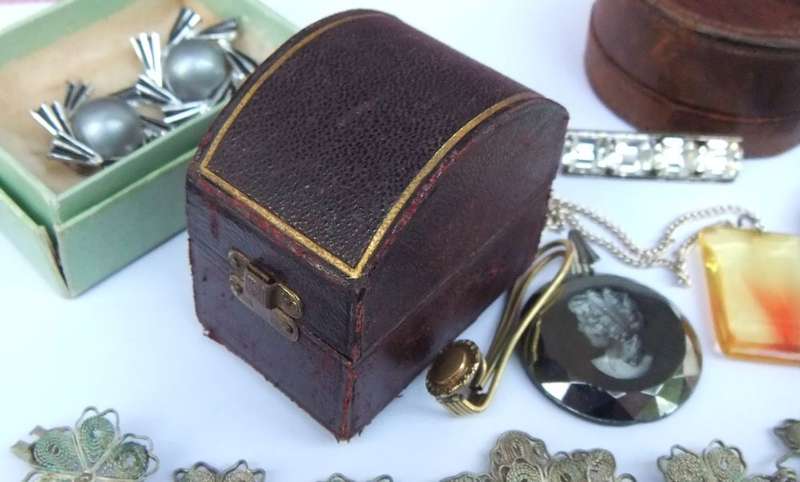 VINTAGE JEWELS LOT # 3 - CUFFLINKS BOX - EARRINGS - NAPKIN RING BOX - PENDANTS !! BID FOR THE LOT !!