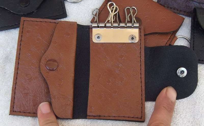 25 VINTAGE BUT UNUSED UNSOLD FAUX LEATHER KEYHOLDER AND COIN HOLDER KEYCHAINS - BID FOR THE LOT !!
